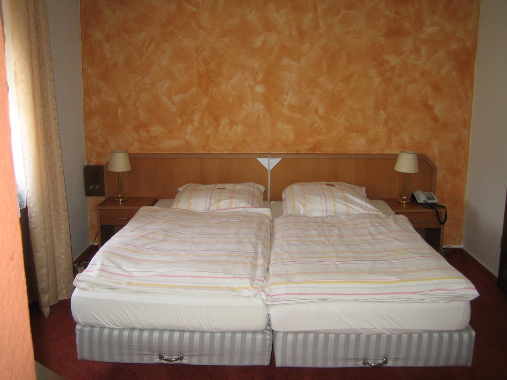 Landhotel Weinhaus Treis Weinaehr Ruang foto